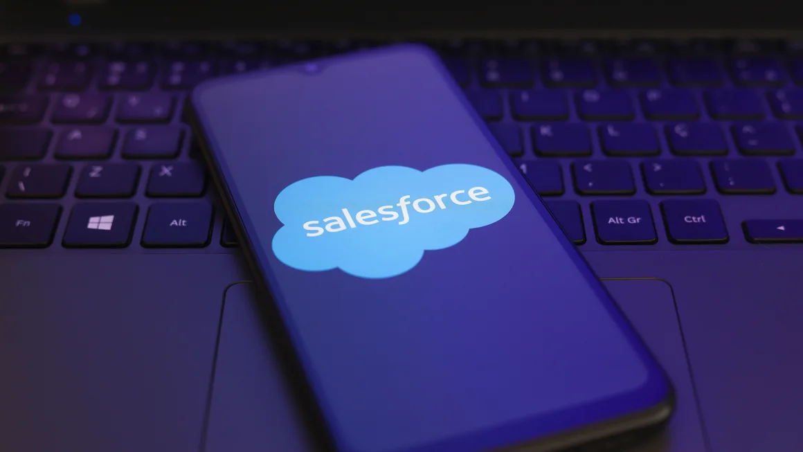 modus-baru-peretasan-aplikasi-salesforce-palsu-jadi-senjata-peretas-tipu-karyawan-dan-curi-data-perusahaan